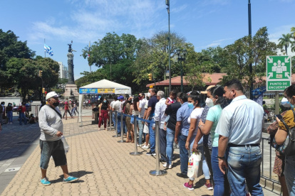 Fila. Así estaba la columna de la aerovía la tarde del domingo pasado. Hubo espera y larga fila.
