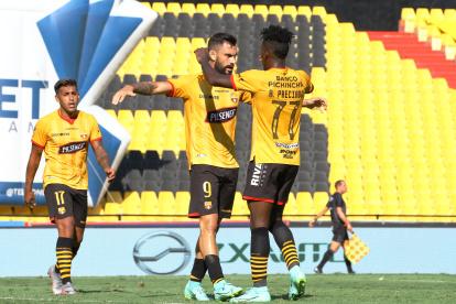 Gonzalo Mastriani (c), delantero de Barcelona, solo suma un gol en el torneo nacional.