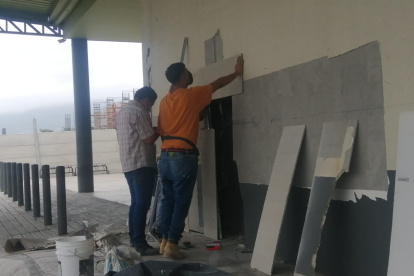 Personal tapa el hueco que quedó tras que delincuentes sacaron un cajero automático en la vía a la costa.