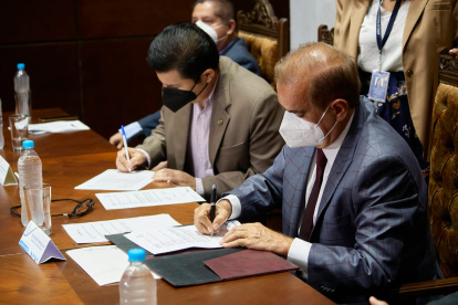 Momentos en que el gobernador del Guayas, Vicente Taiano, firma un convenio con la academia.