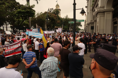 Los comerciantes avanzaron de la bahía al Municipio para exigir a la autoridad respeto al trabajo.