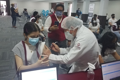 Estudiantes de  II y III de Bachillerato del colegio La Moderna, de Guayaquil, reciben la vacuna contra la covid-19 desde la semana pasada.