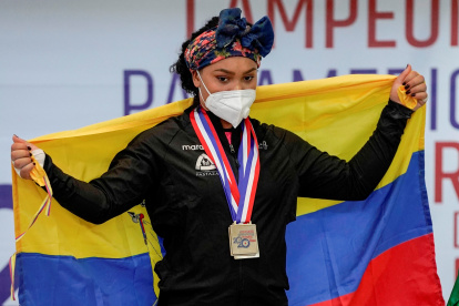 Fotografía de archivo de la ecuatoriana Neisi Dajomes posando con la medalla de oro de 76kg del Campeonato Panamericano de Mayores de Levantamiento de Pesas, el 22 de abril de 2020 en Santo Domingo (República Dominicana).