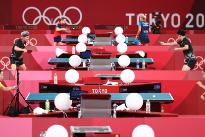 Jugadores de tenis de mesa surcoreanos practican en el gimnasio Tokyo Metropolitan de Tokio, Japón, hoy 20 de Julio, para prepararse para los Juegos Olímpicos.