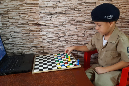Los estudiantes de la Academia Naval Guayaquil reciben clases de ajedrez.
