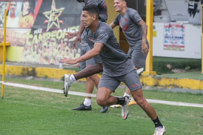 Fernando León, defensa de Barcelona, será titular ante Vélez de Argentina.