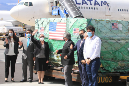 Recibimiento. Autoridades acudieron al aeropuerto capitalino.