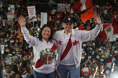 Archivos: La derechista Keiko Fujimori (i) y su esposo Mark Vito participan en una manifestación.