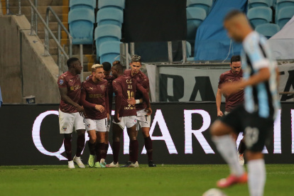 Jugadores de LDU Quito celebran un gol hoy, durante un partido por los octavos de final de la Copa Sudamericana en el estadio Arena Do Gremio, en Portoalegre (Brasil).