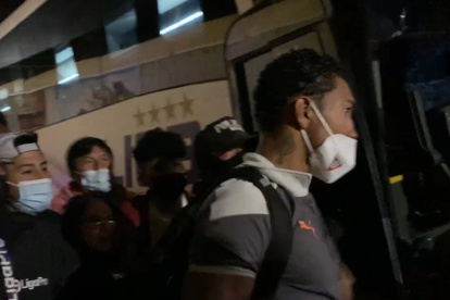 José Quintero respondió con un golpe tras los insultos de un aficionado.