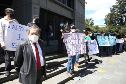 Acción. A la Fiscalía llegó casi un medio centenar de familiares y amigos de Paúl Granda para hacer un plantón.