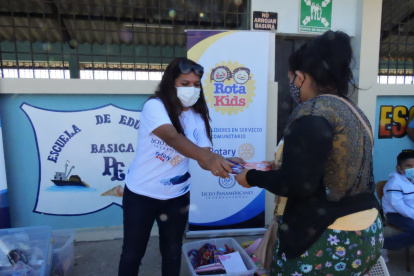 La comunidad educativa del Liceo Panamericano recibe las donaciones que serán entregadas a niños de escasos recursos.
