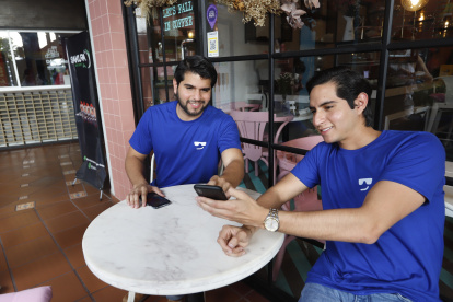 Los hermanos Lorences muestran la aplicación Ballersout y su funcionamiento.