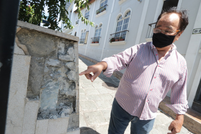 Efectos. El pesado vehículo ingresó a la emblemática calle y dejó daños. El afectado espera más controles.