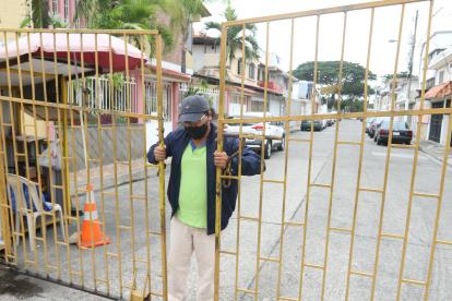 Personas, sin ningún implemento de defensa, son las encargadas de cuidar las puertas de fierro que cierran las cuadras de la ciudadela Los Almendros.