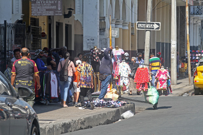 Entorno. En los alrededores de la bahía, este fue el escenario ayer. Comerciantes informales ofrecían sus productos sobre las aceras y la vía.