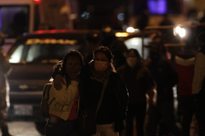 Familiares de las personas privadas de la libertad en las afueras de la cárcel.