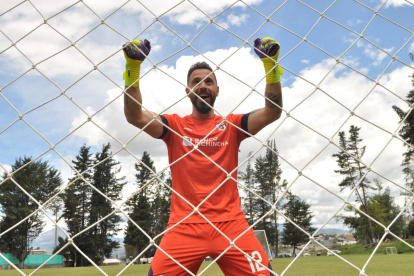 Hernán no celebra los goles de la selección argentina, pero sí el triunfo de sus amigos.
