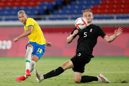 Richarlison, autor de tres goles para Brasil, ejecuta un disparo ante la marca de un alemán.