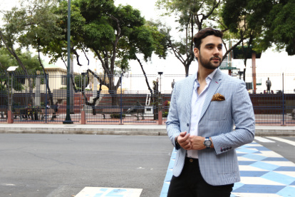 Traje sastre para ocasiones formales.