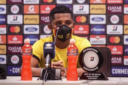 Jonathan Perlaza, ofensivo de Barcelona, da declaraciones tras el partido ante Vélez Sarsfield.