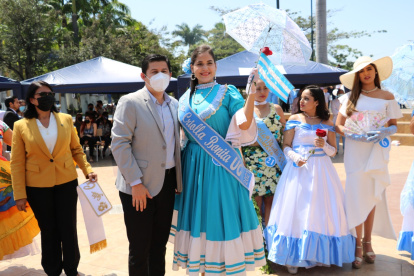María José Hidalgo Barriga, quien recibió la cinta por parte del  rector, Francisco Morán Peña.