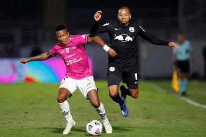 Edimar (derecha) de Bragantino disputa el balón con Jhon Sanchez de Independiente del Valle.