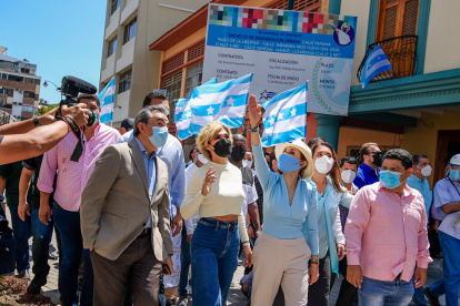 Cynthia Viteri y Gloria Gallardo, junto a otras autoridades del Municipio de Guayaquil.
