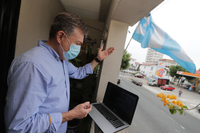 Lider comunitario transmite civismo a su comunidad atraves de las redes sociales

Agencia (ag-extra)