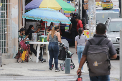Sauces 9. Así permanecen las veredas de las calles Enrique de Grau Ruiz y 2° Pasaje 3A. En el sitio, ciudadanas como las de la foto se ven obligadas a desplazarse con el coche sobre el concreto.

Agencia (ag-extra)