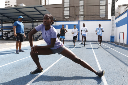 Kiara Rodríguez dejó atrás el encierro y logró medallas de oro en salto largo.