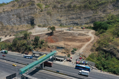 ARBOLES FUERON ARRANCADOS DONDE VA HACER EL NUEVO TERMINAL TERRESTRE DE LA VIA A LA COSTA AMBIENTALISTA SE QUEJAN POR LOS ARBOLES ARRANCADOS 22 DE JULIO DEL 2021 GUAYAQUIL-ECUADOR