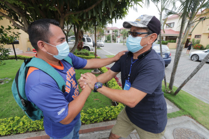 Carlos Pástenes, a la derecha, es uno de los líderes que durante la pandemia buscó la manera de que sus vecindarios sean sitios amigables y seguros.