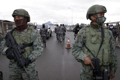 Vigilancia. Militares de la Brigada de Fuerzas Especiales Patria de Latacunga se desplazaron a resguardar el perímetro exterior del centro carcelario.