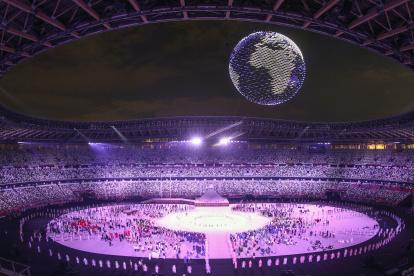 Los drones forman un globo en el cielo sobre el Estadio Nacional de Tokio durante la Ceremonia de Apertura de los Juegos Olímpicos de Tokio 2020 en el Estadio Olímpico de Tokio.