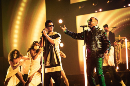 El dúo venezolano Chino y Nacho cantó nuevamente sus hits Andas en mi cabeza y Mi niña bonita que hicieron enloquecer al público.