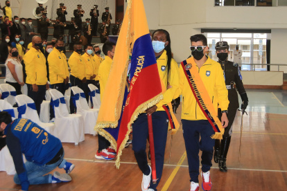 Kiara Rodríguez y Darwin Castro recibieron la Bandera de Ecuador. 


23 DE JULIO DEL 2021

. Angelo Chamba. (ag-extra ag-expreso ag-quito)