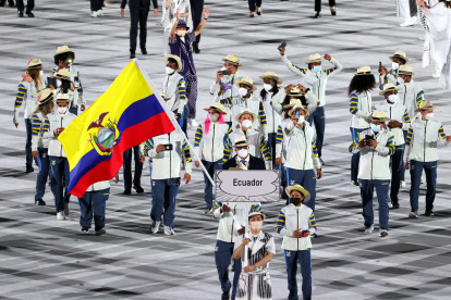 La delegación ecuatoriana desfila durante la ceremonia de inauguración de los Juegos Olímpicos de Tokio 2020+1.