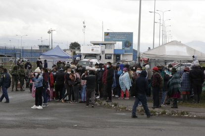 Familiares de los presos se acercaron a la cárcel a buscar información.