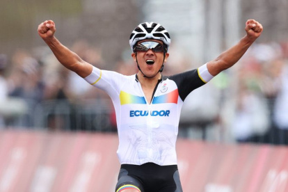 Richard Carapaz levanta sus brazos al ganar la medalla de oro en Tokio.