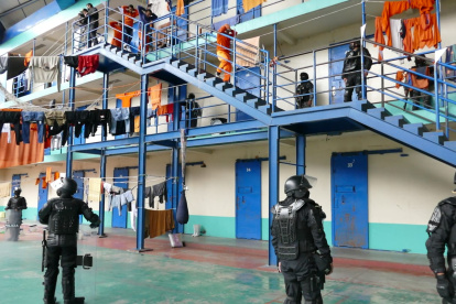 Revisión. Policías de unidades tácticas ingresaron a la cárcel de Cotopaxi para revisión de reos y las instalaciones.