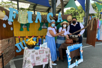 Estudiantes, profesores y padres de familia se unieron al festejo.