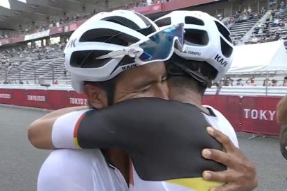 Jonathan Narváez felicita a Richard Carapaz tras el primer lugar.