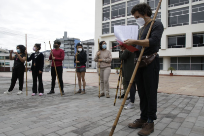 Preparación. En la Flacso, grupos de artistas, se preparan con coreografías efímeras a un metro de distancia.