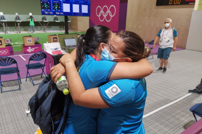 Diana Durango y Marina Pérez se abrazan tras ser eliminadas en tiro olímpico.