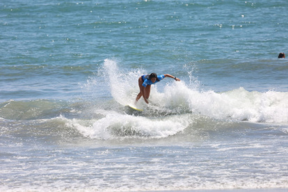 Mimi Barona, representante de Ecuador en los Juegos Olímpicos, en categoría Surf.