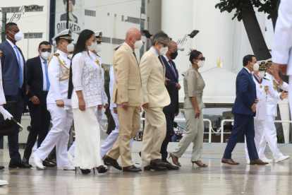 Las autoridades colocaron una ofrenda floral.