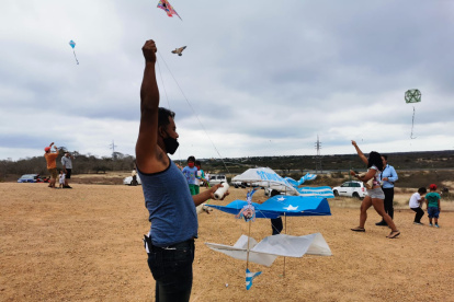 El vuelo de cometas se realiza en la explanada al pie del cerro en donde se encuentra la gruta de la Virgen de la Roca.