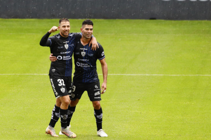 Brian Montenegro (d)  marcó un doblete en la sufrida victoria de los rayados.
