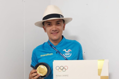 Richard Carapaz con el diploma olímpico y la caja para su medalla de oro.